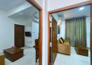 - un salon avec un canapé et une fenêtre dans l'établissement Kerawalapitiya Resort, à Mahabage