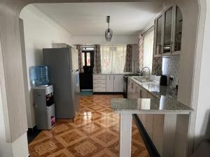 A cozinha ou cozinha compacta de Dylan Luxury 5 Bedroom Apartment