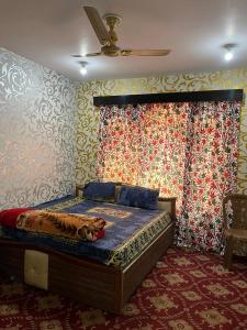 un dormitorio con una cama con un perro sobre ella en Hotel Kashmir Heaven, en Srinagar