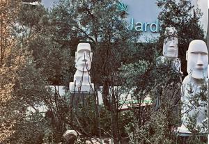 Deux grandes statues de têtes devant un bâtiment dans l'établissement Zai Jardin, à Fethiye