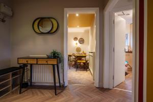 哈羅蓋特的住宿－Stay with airhgt @ Luxe Apartment in Central Harrogate，走廊设有桌子和用餐室