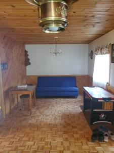 een woonkamer met een blauwe bank en een tafel bij The Cove in Little Current