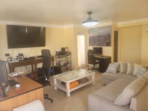 sala de estar con sofá y mesa en Ocean View Penthouse, en Boca Chica