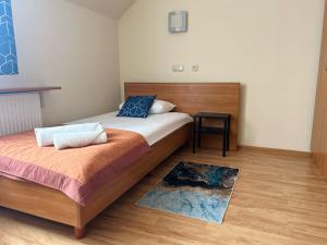 En eller flere senger på et rom på Hotel Sutoris