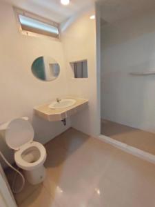 ein Bad mit einem WC und einem Waschbecken in der Unterkunft โรงแรมสบายโฮเต็ล 