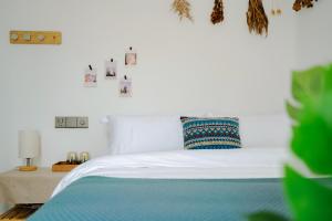 陽朔的住宿－阳朔静苑客栈，卧室配有白色床和蓝色枕头