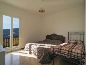 阿爾瑪迪塔賈的住宿－Casa del Sole，一间卧室设有一张床和一个大窗户