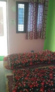 ein Schlafzimmer mit einem Bett mit roten Rosen darauf in der Unterkunft Abhishek Hotel , Sonprayag in Trijugi Nārāyan