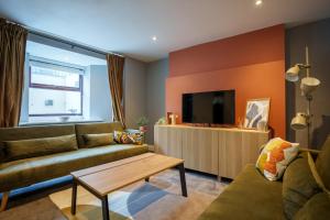 Posezení v ubytování Stay with airhgt at Mid century inspired Harrogate apartment with courtyard dining area