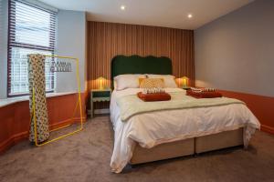 Rúm í herbergi á Stay with airhgt at Mid century inspired Harrogate apartment with courtyard dining area