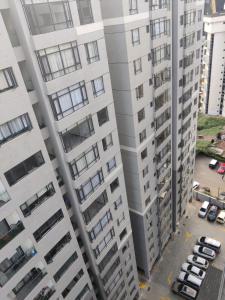 widok z powietrza na wysokie budynki apartamentowe w obiekcie Queens&Kings Garden w mieście Nairobi