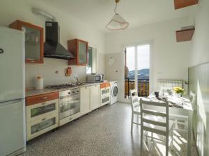 阿爾瑪迪塔賈的住宿－Casa del Sole，厨房配有白色家电和桌椅