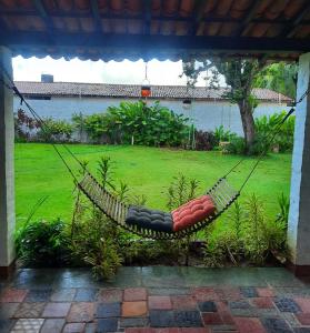 a hammock in the middle of a yard at EusebioCity in Eusébio