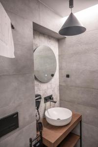 een badkamer met een witte wastafel en een spiegel bij Rhodopes Legends in Vrata