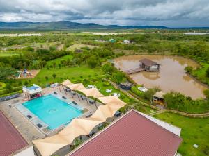 - une vue aérienne sur un complexe avec une piscine et une rivière dans l'établissement Sarova Maiyan Nanyuki, à Nanyuki