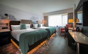 una camera d'albergo con 2 letti e una scrivania di Crowne Plaza Dublin Blanchardstown, an IHG Hotel a Blanchardstown