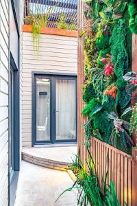 uma porta com plantas na lateral de um edifício em MAYA Appartements & Suites em Cosne Cours sur Loire