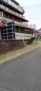 ein Gebäude an der Seite einer Straße neben einer Straße in der Unterkunft Апартамент за гости Централ in Malko Tŭrnovo + 8 Fotos