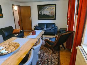 sala de estar con mesa y sofá en Haus Päsch nahe See mit beheiztem Whirlpool/Sauna en Butgenbach