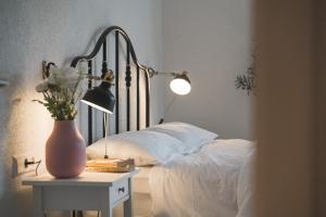 1 dormitorio con 1 cama con un jarrón sobre una mesa en Zentrale Wohnung mit Tiefgarage in Ludwigsburg, en Ludwigsburg
