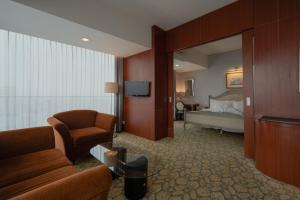 泗水的住宿－The Capital Hotel Surabaya，酒店客房设有床和客厅。