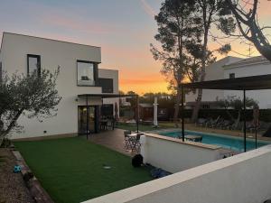 una casa con un patio con piscina en LA CASA DE LA OLIVERA Luxurious house, en Les tres Cales