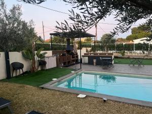 una piscina en el patio trasero de una casa en LA CASA DE LA OLIVERA Luxurious house, en Les tres Cales