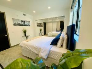 um quarto com 2 camas e um espelho grande em Beautiful Hollywood 1bd loft Plus Private Rooftop em Los Angeles