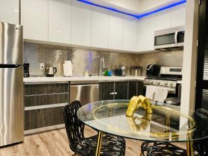 Kuchyňa alebo kuchynka v ubytovaní Beautiful Hollywood 1bd loft Plus Private Rooftop