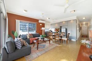 Χώρος καθιστικού στο Artistic City Escape with Balcony and Parking