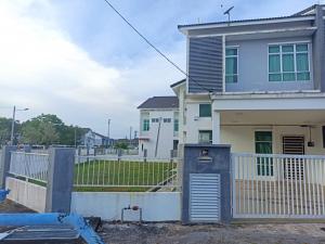 een huis voor een wit hek bij MELUR HOMESTAY in Jitra