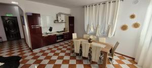 - une cuisine et une salle à manger avec une table et des chaises dans l'établissement Casa Patryk, à Orşova