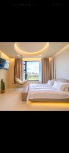 een grote slaapkamer met een groot bed en een raam bij 7star in Guilin