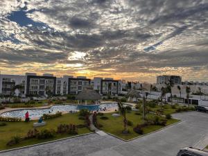 a view of a resort with a pool and buildings at Hermoso Apartamento con club de playa in Acapulco