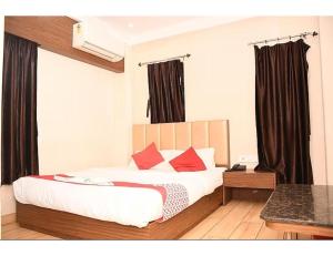 Ένα ή περισσότερα κρεβάτια σε δωμάτιο στο Sona Lodge, Siliguri
