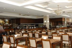 a restaurant with tables and chairs and a bar at White Gold Hotel & Spa in Alanya