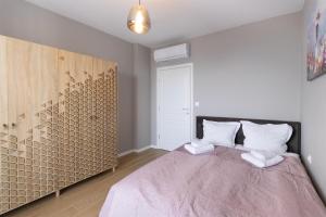 1 dormitorio con 1 cama y pared de madera en Level 5 - sea view & free parking, en Saints Constantine and Helena