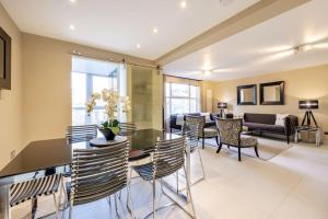 a living room with a table and chairs at London Suites 2-Hosted by Sweetstay in London
