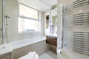 a bathroom with a shower and a toilet and a sink at London Suites 2-Hosted by Sweetstay in London