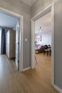una puerta abierta a una sala de estar con comedor en Level 5 - sea view & free parking, en Saints Constantine and Helena