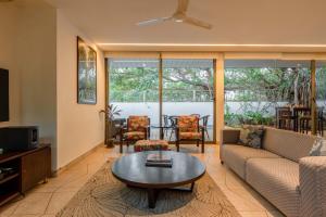 Posezení v ubytování Aster by Hireavilla - 3BR w Private pool in Parra