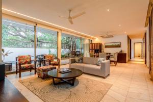 Posezení v ubytování Aster by Hireavilla - 3BR w Private pool in Parra