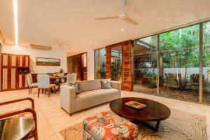 Posezení v ubytování Aster by Hireavilla - 3BR w Private pool in Parra