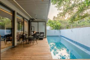 Bazén v ubytování Aster by Hireavilla - 3BR w Private pool in Parra nebo v jeho okolí