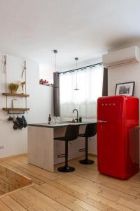 cocina con mesa y nevera roja en Appartamento Loft Sandy, en Milán