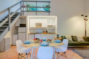 - une cuisine et une salle à manger avec une table et des chaises dans l'établissement France Apartment - Happy Rentals, à Ispra