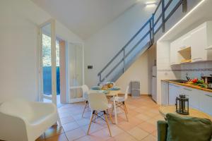 - une cuisine et une salle à manger avec une table et des chaises dans l'établissement France Apartment - Happy Rentals, à Ispra