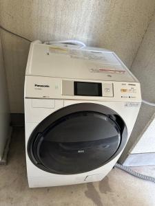 eine Waschmaschine mit einem Karton darauf in der Unterkunft North River 601 Peace Wing 6A in Kami-nagarekawachō