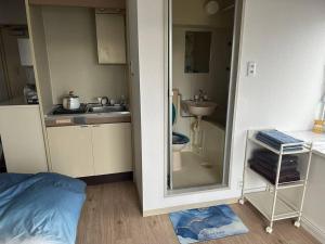 ein kleines Badezimmer mit Waschbecken und Spiegel in der Unterkunft North River 601 Peace Wing 6A in Kami-nagarekawachō + 13 Fotos