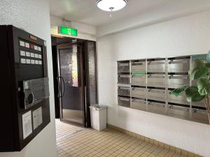 einen Kontrollraum mit einer Telefonzelle und einer Maschine in der Unterkunft North River 601 Peace Wing 6A in Kami-nagarekawachō